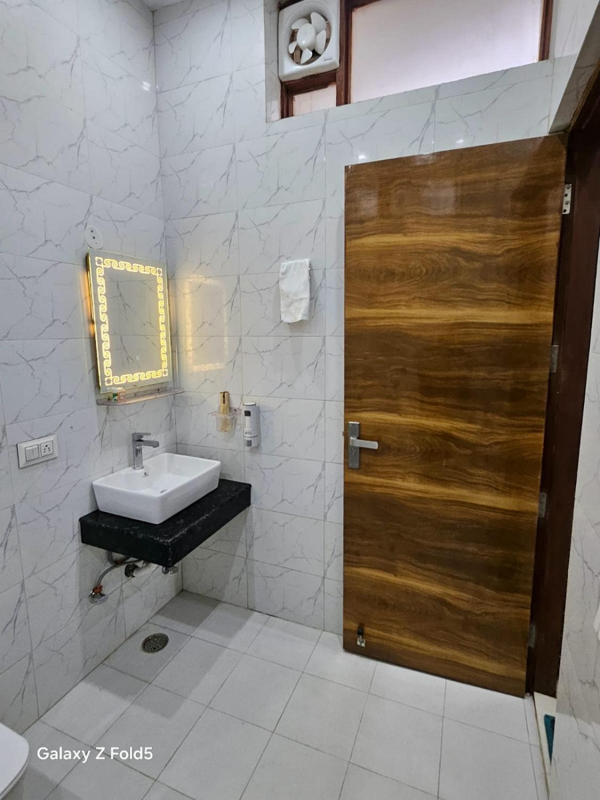 Ashirwaad 249 Bed & Breakfast เกรทเตอร์นอยดา ภายนอก รูปภาพ
