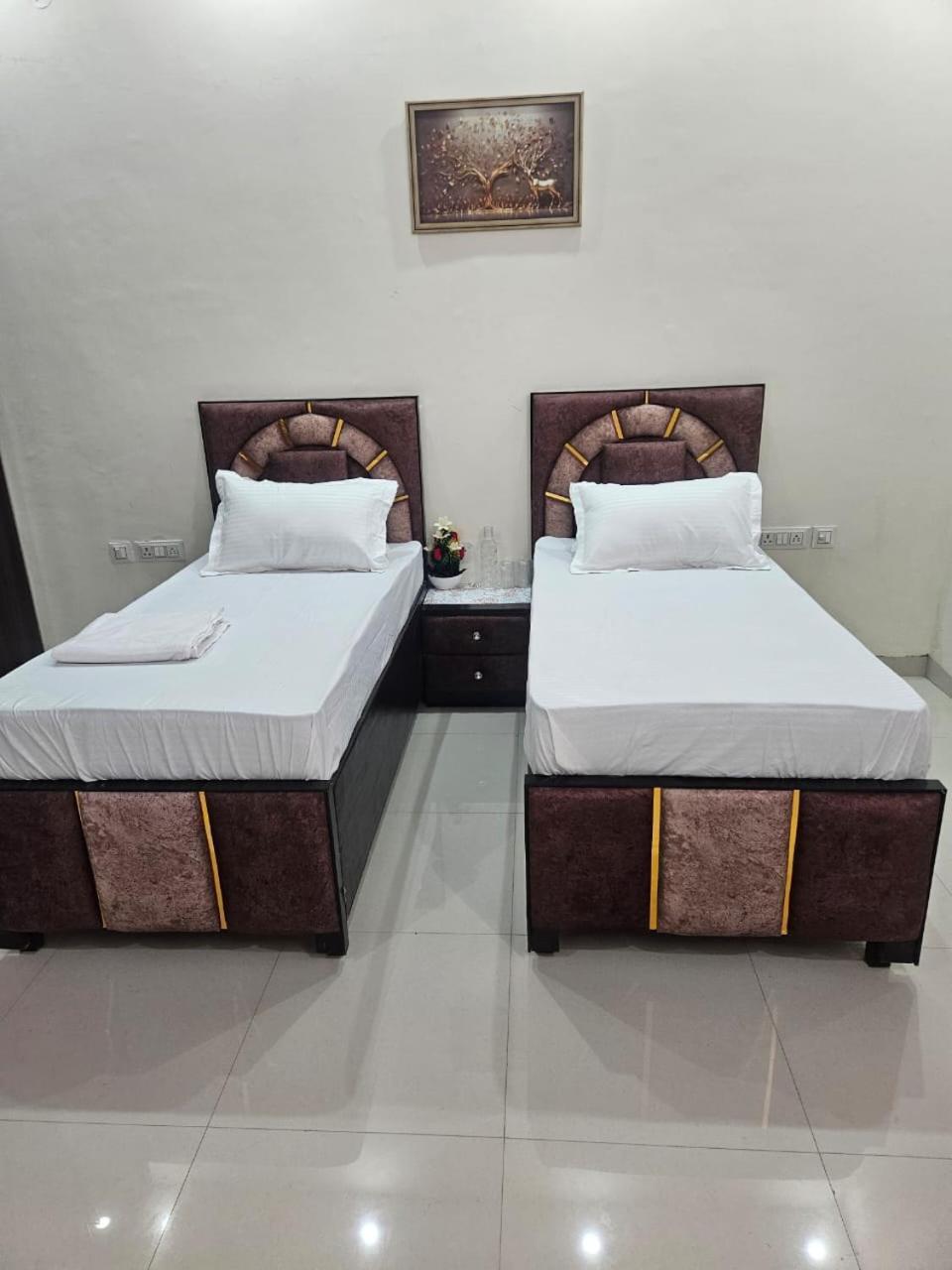 Ashirwaad 249 Bed & Breakfast เกรทเตอร์นอยดา ภายนอก รูปภาพ
