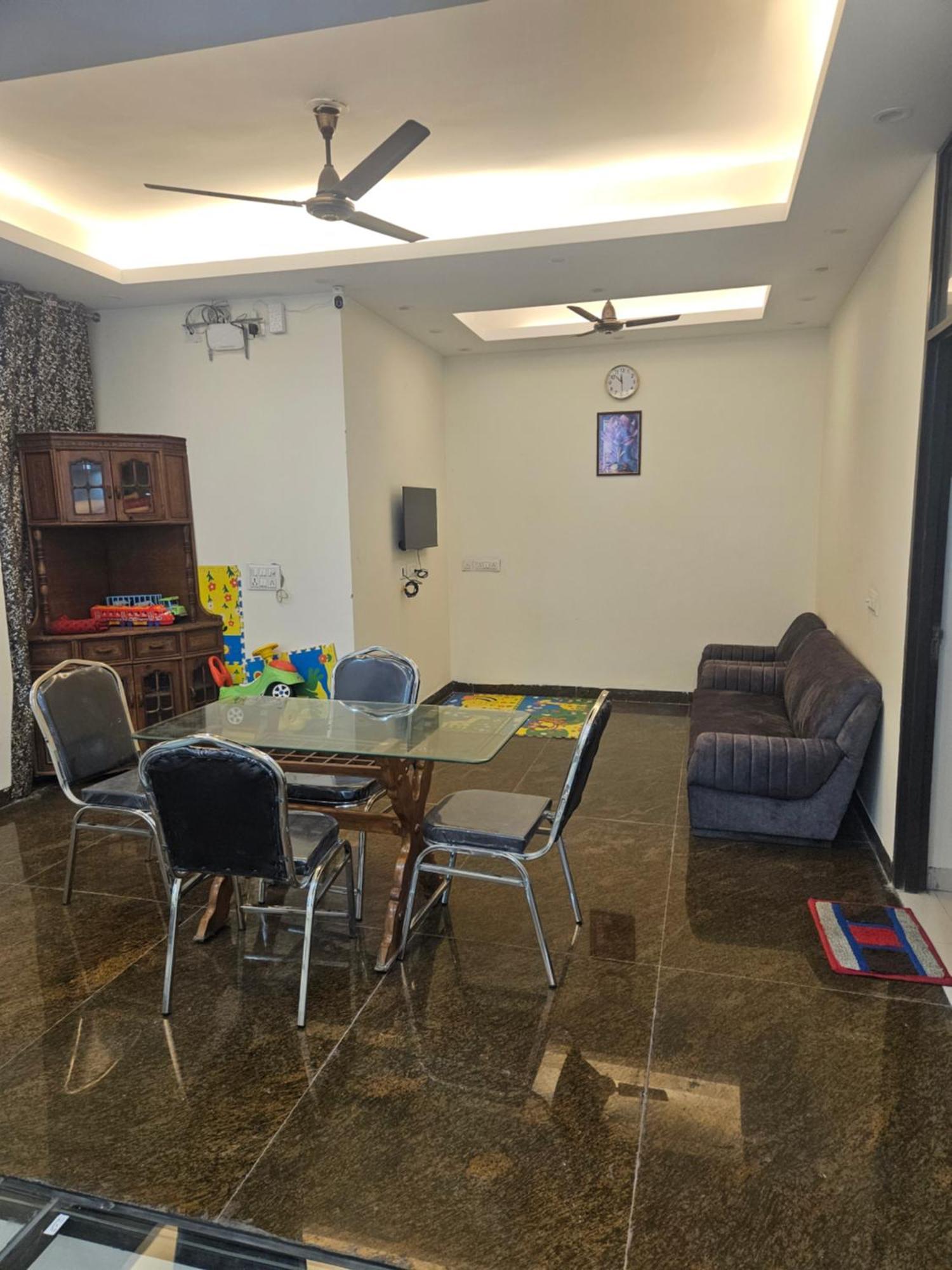 Ashirwaad 249 Bed & Breakfast เกรทเตอร์นอยดา ภายนอก รูปภาพ