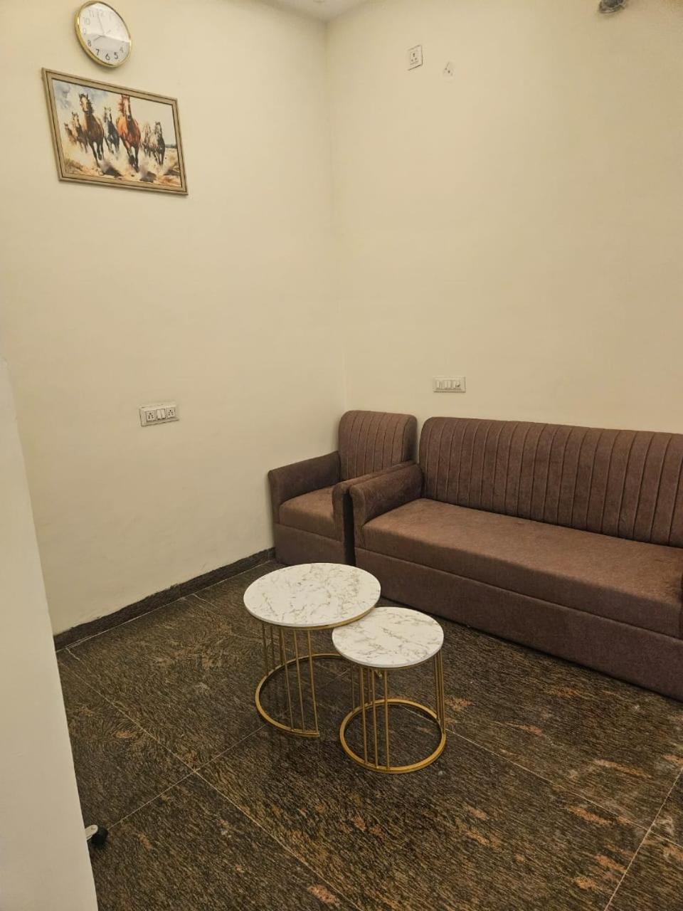 Ashirwaad 249 Bed & Breakfast เกรทเตอร์นอยดา ภายนอก รูปภาพ